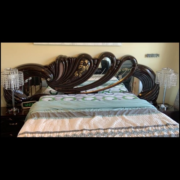 Queen bedroom set. - Picture 8 of 9